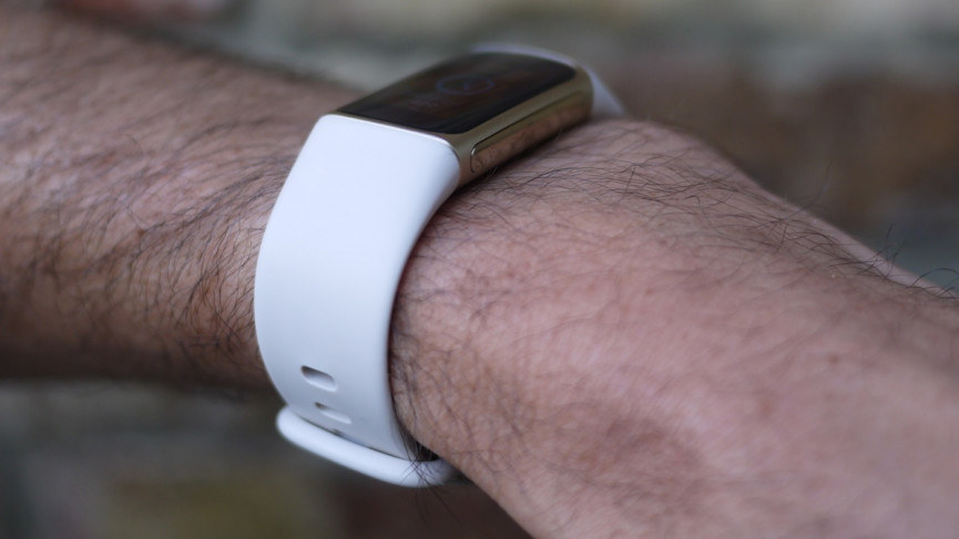 Fitbit Charge 5 thickness